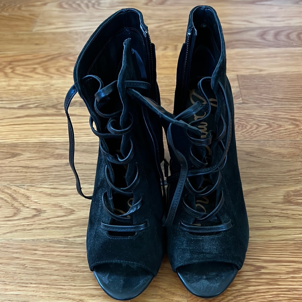 Never been worn, well kept, Sam Edelman tie up block heels!